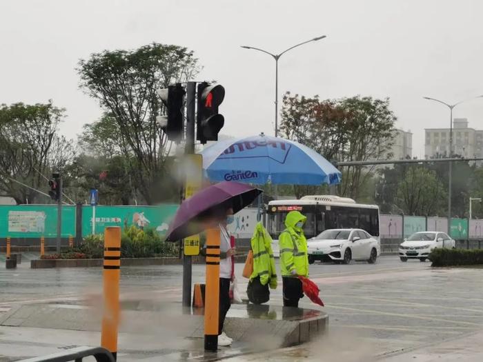 多图直击！风里雨里的城市守护者和深圳上班人