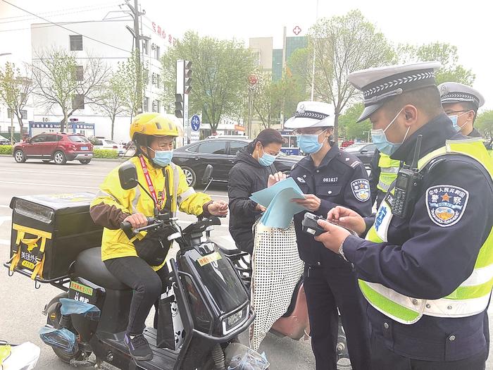 东光县公安交警大队民警多种方式宣传电动自行车上牌政策及方法