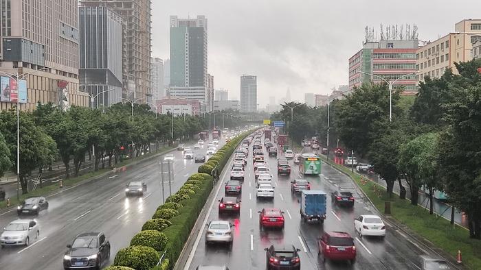 多图直击！风里雨里的城市守护者和深圳上班人