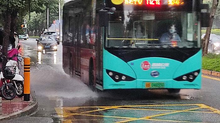 多图直击！风里雨里的城市守护者和深圳上班人