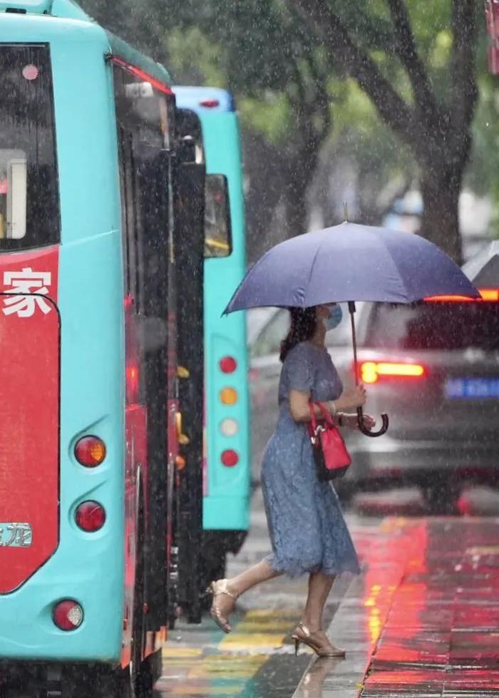 多图直击！风里雨里的城市守护者和深圳上班人