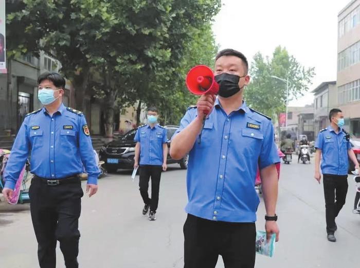 峰峰矿区临水镇综合执法队员走街串巷宣传防护措施