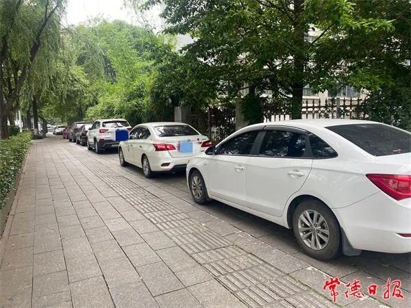 【不文明现象曝光台】常德市城区皂果路886号附近、紫御华庭北侧、长庚路1106号附近：人行道、马路成“免费停车场”