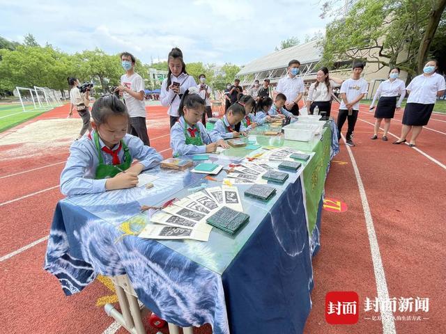 19所学校现场展示“盐味”十足的趣味课堂 四川自贡“盐都未来工程”实施两年晒出亮眼成绩单