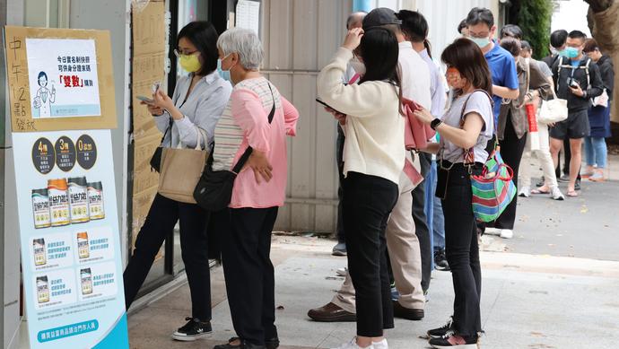 就医受限、打疫苗难、买口罩难……是谁让陆生沦为台湾“防疫边缘人”？