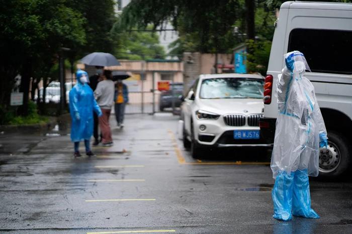 还记得大雨中的核酸检测吗？那些为你遮风挡雨的人一直都在！