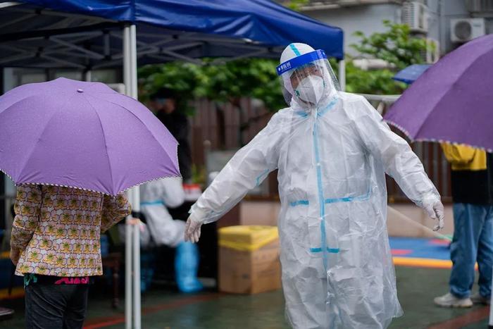 还记得大雨中的核酸检测吗？那些为你遮风挡雨的人一直都在！