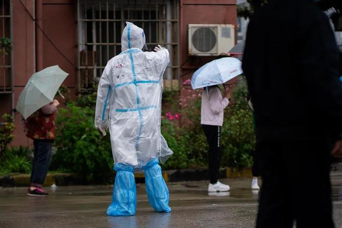 还记得大雨中的核酸检测吗？那些为你遮风挡雨的人一直都在！