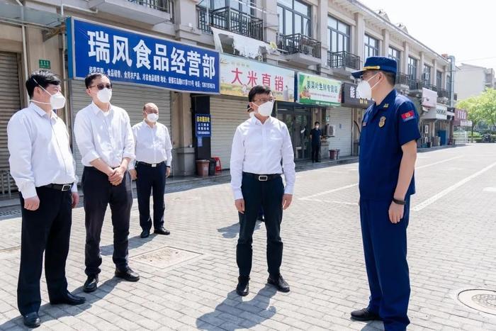 依法依规科学精准实施环境消杀，及时安全规范高效开展医废处置，缪京检查环境清洁消毒、医疗废物收运处置工作