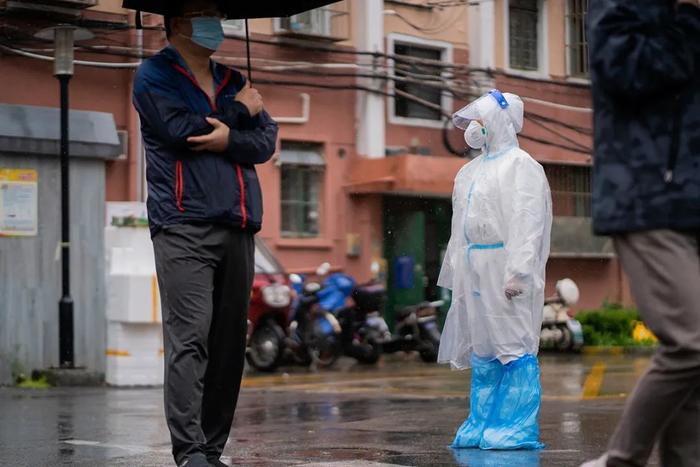 还记得大雨中的核酸检测吗？那些为你遮风挡雨的人一直都在！