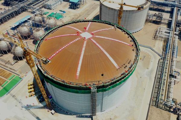 国内最大容积LNG储罐在山东青岛升顶成功