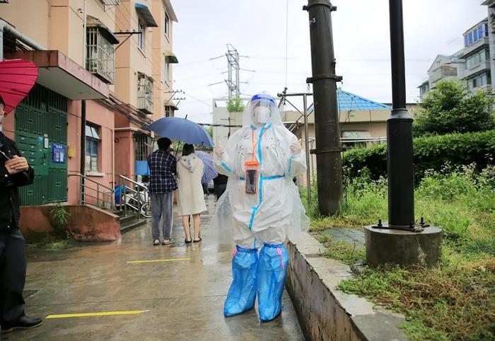 还记得大雨中的核酸检测吗？那些为你遮风挡雨的人一直都在！