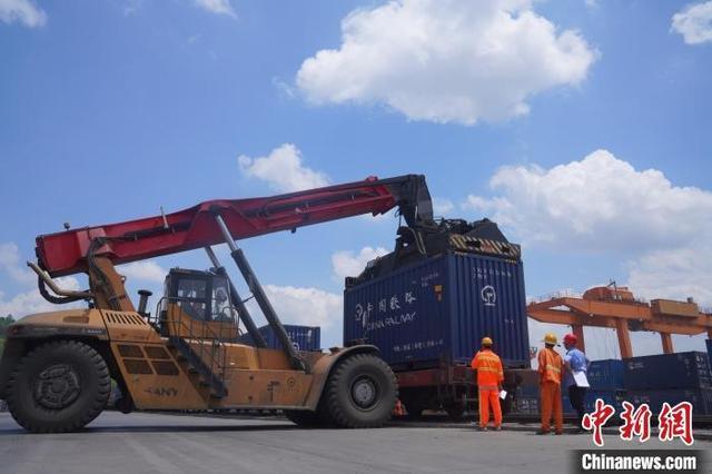 广西碳酸钙石粉公路运输受阻 铁路专列开行辟“新路”