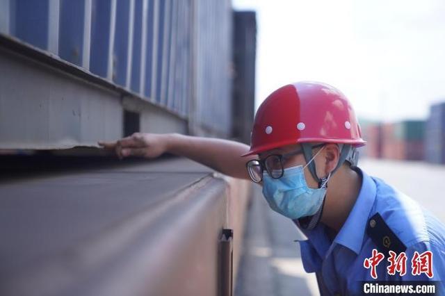 广西碳酸钙石粉公路运输受阻 铁路专列开行辟“新路”