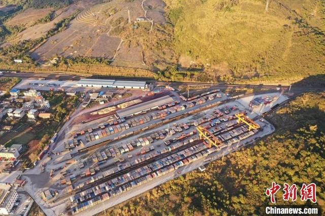 广西碳酸钙石粉公路运输受阻 铁路专列开行辟“新路”