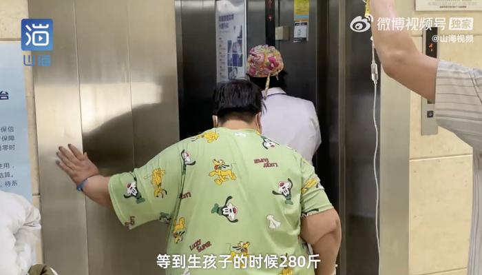 女子吃完就睡胖到320斤，胃比常人大3倍，抬腿困难穿衣需1小时