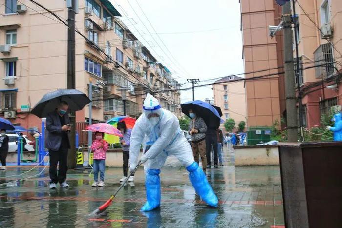 还记得大雨中的核酸检测吗？那些为你遮风挡雨的人一直都在！