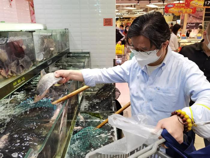 上海闵行“压力测试”第一天，七宝一家超市出现短时拥挤，其他街镇实况如何？