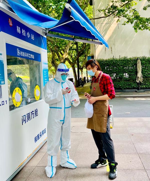 28岁小伙在上海老旧小区当书记，给合用厨卫的居民送餐，发生化马桶