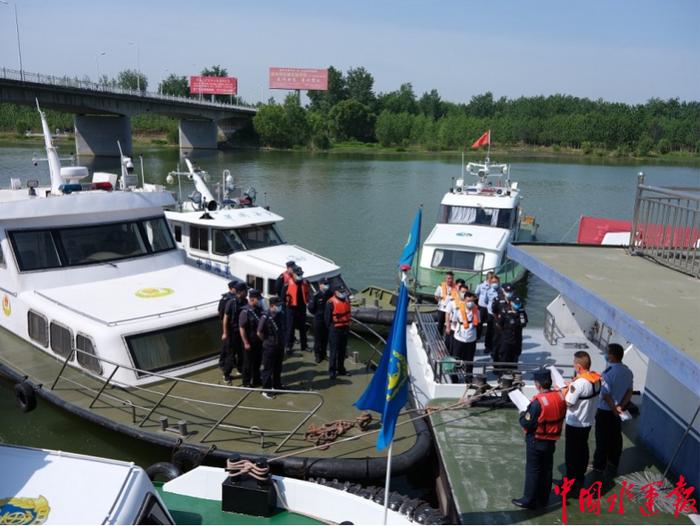 徐州航道管理站开展京杭运河邳州段干线航道联合执法巡航