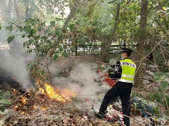 废弃场地燃起大火 邯郸交巡警及时扑灭