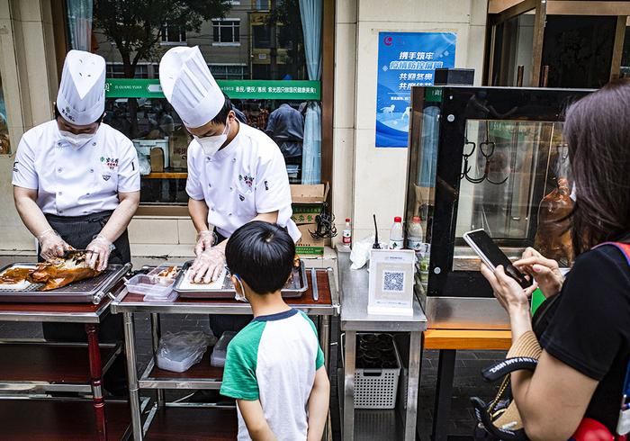 【图集】北京继续“暂停堂食”：餐饮店门口摆摊，顾客路边野餐