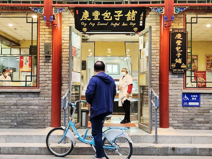 【图集】北京继续“暂停堂食”：餐饮店门口摆摊，顾客路边野餐