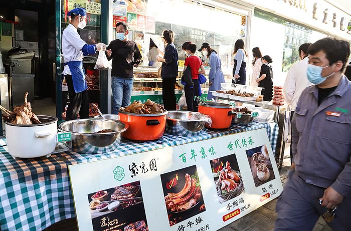 【图集】北京继续“暂停堂食”：餐饮店门口摆摊，顾客路边野餐