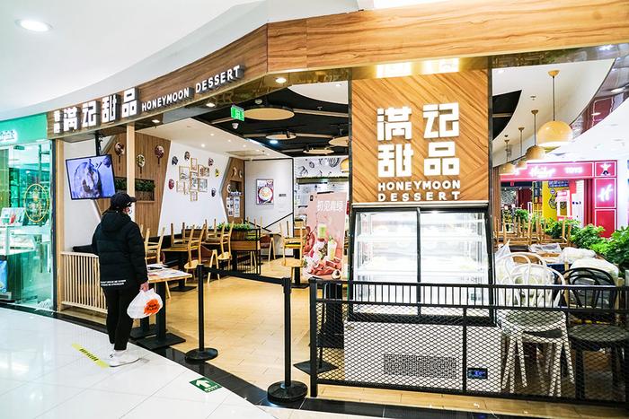 【图集】北京继续“暂停堂食”：餐饮店门口摆摊，顾客路边野餐