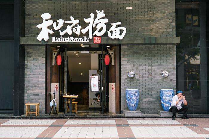 【图集】北京继续“暂停堂食”：餐饮店门口摆摊，顾客路边野餐