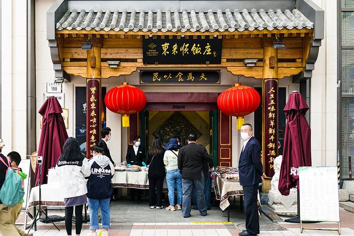 【图集】北京继续“暂停堂食”：餐饮店门口摆摊，顾客路边野餐