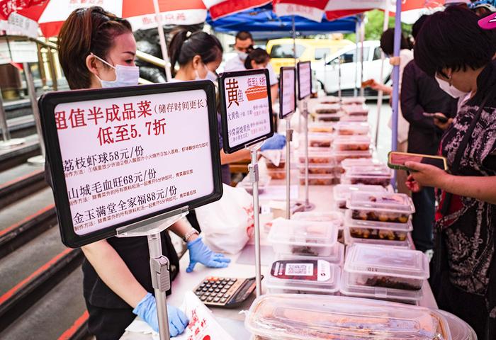 【图集】北京继续“暂停堂食”：餐饮店门口摆摊，顾客路边野餐