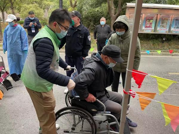 居民区书记近2个月没回家，孩子指着“大白”照片问：里面哪个是我爸爸