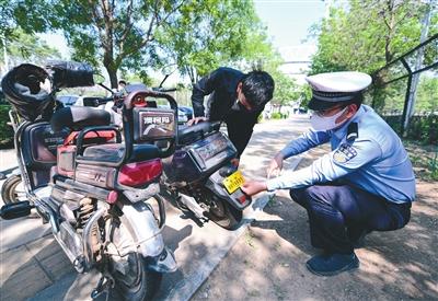 沈阳交警流动车管所为超标电动车办理临时通行标识