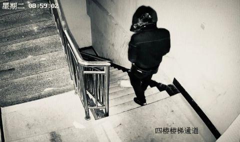 离谱！奇葩男子头套垃圾袋偷“垃圾”，民警：哪里跑？