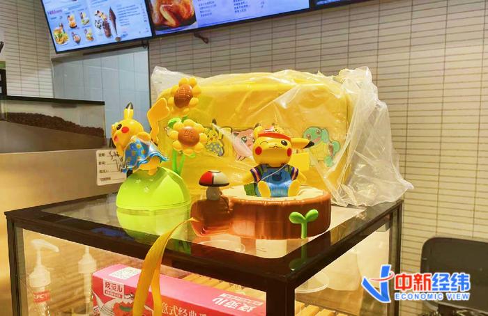 肯德基门店中摆放的宝可梦玩具样品,可达鸭缺席。受访者供图
