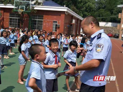 “高铁沿线能不能放风筝？” 长沙高铁南站派出所民警进校园送平安