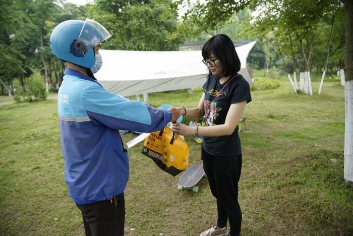 外卖订单加送垃圾袋成露营标配，有外卖小哥把杭州公园都跑熟了