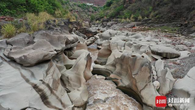 四川一地现“怪石滩”成网红地，专家：为河水万年冲击而成，开发旅游也要保护生态