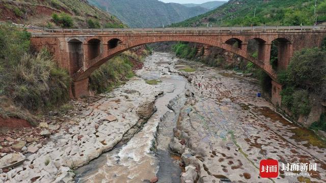 四川一地现“怪石滩”成网红地，专家：为河水万年冲击而成，开发旅游也要保护生态