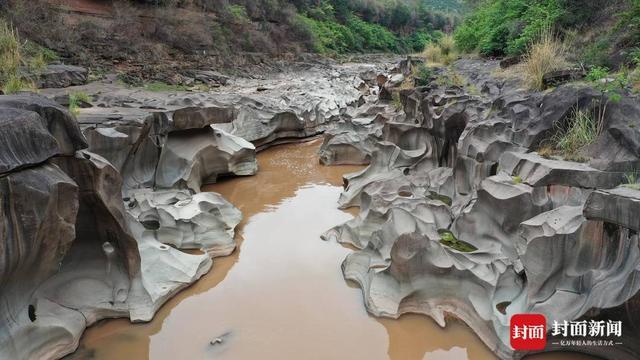 四川一地现“怪石滩”成网红地，专家：为河水万年冲击而成，开发旅游也要保护生态
