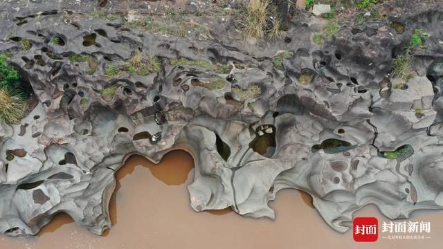 四川一地现“怪石滩”成网红地，专家：为河水万年冲击而成，开发旅游也要保护生态