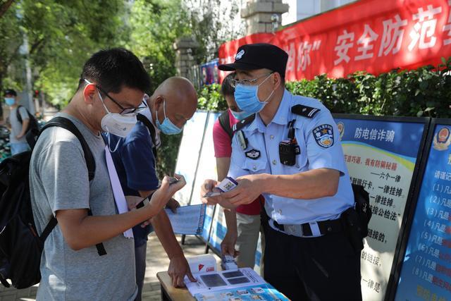 全国特级优秀人民警察傅天雷：把自己“摁”进辖区居民的生活里