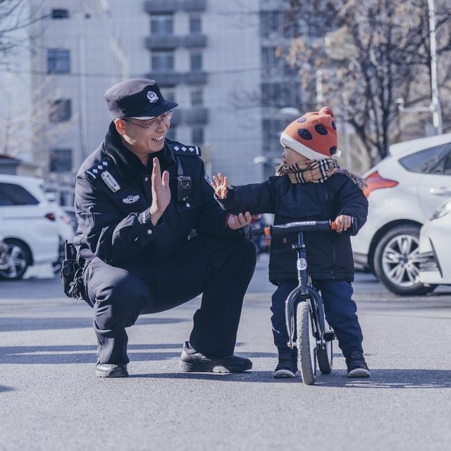 全国特级优秀人民警察傅天雷：把自己“摁”进辖区居民的生活里