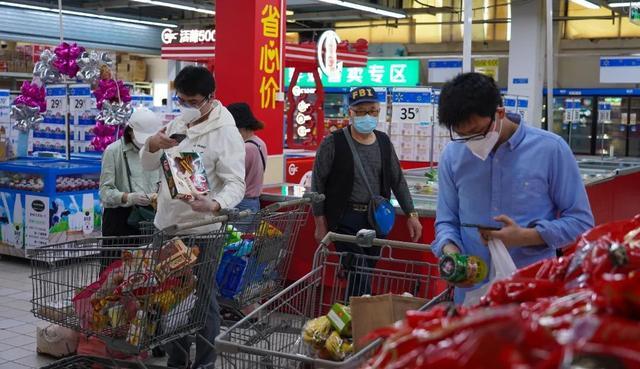 多图直击！沉浸式体验逛超市！看看蔬菜食品有多抢手