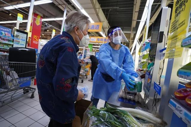 多图直击！沉浸式体验逛超市！看看蔬菜食品有多抢手