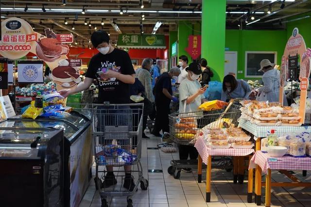 多图直击！沉浸式体验逛超市！看看蔬菜食品有多抢手