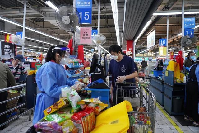 多图直击！沉浸式体验逛超市！看看蔬菜食品有多抢手