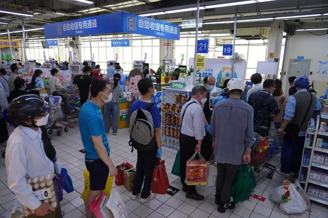 多图直击！沉浸式体验逛超市！看看蔬菜食品有多抢手