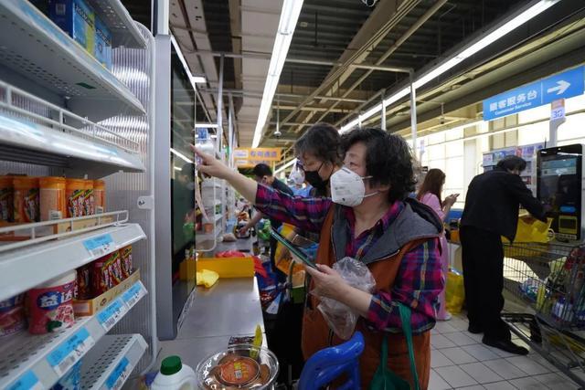 多图直击！沉浸式体验逛超市！看看蔬菜食品有多抢手